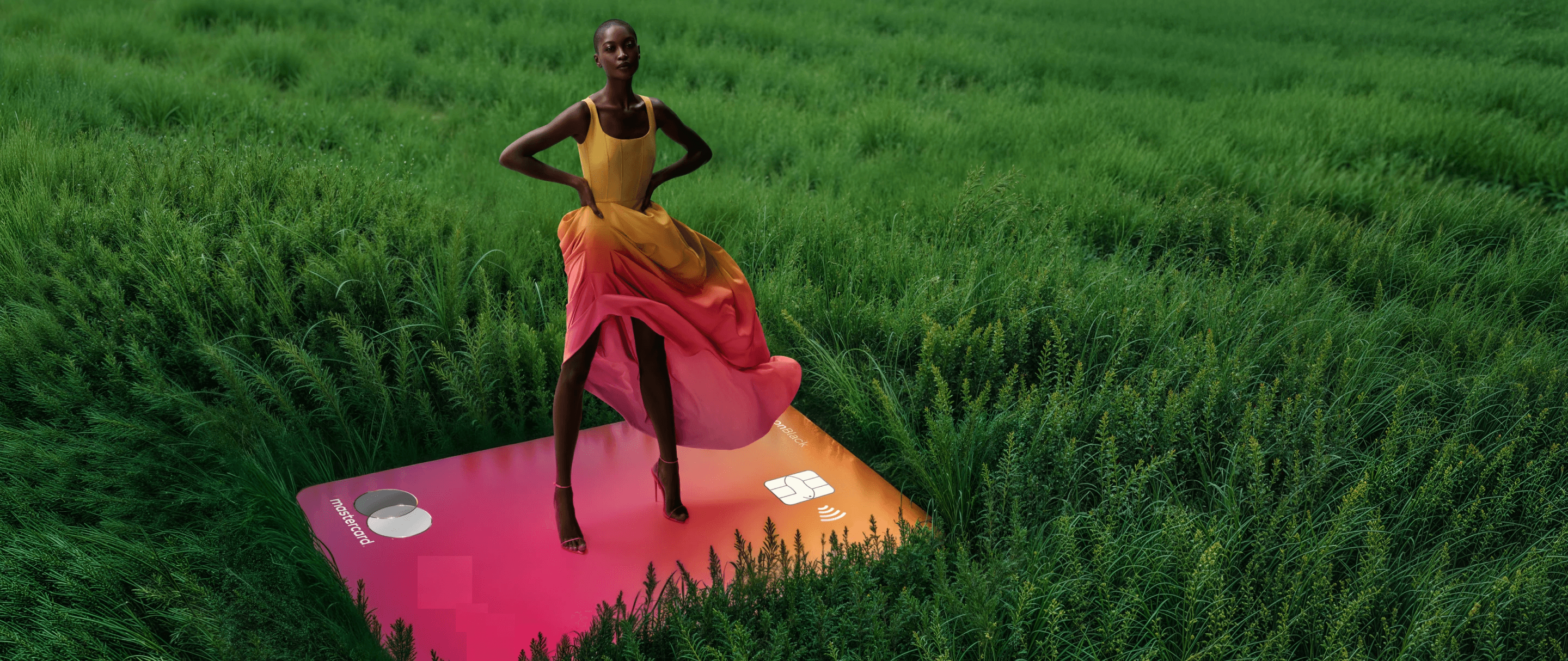 Mulher sorrindo com um celular nas mãos