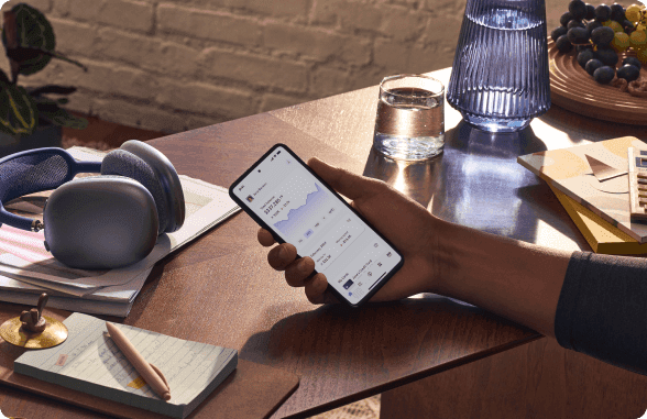 Celular flutuando sobre notas fiscais