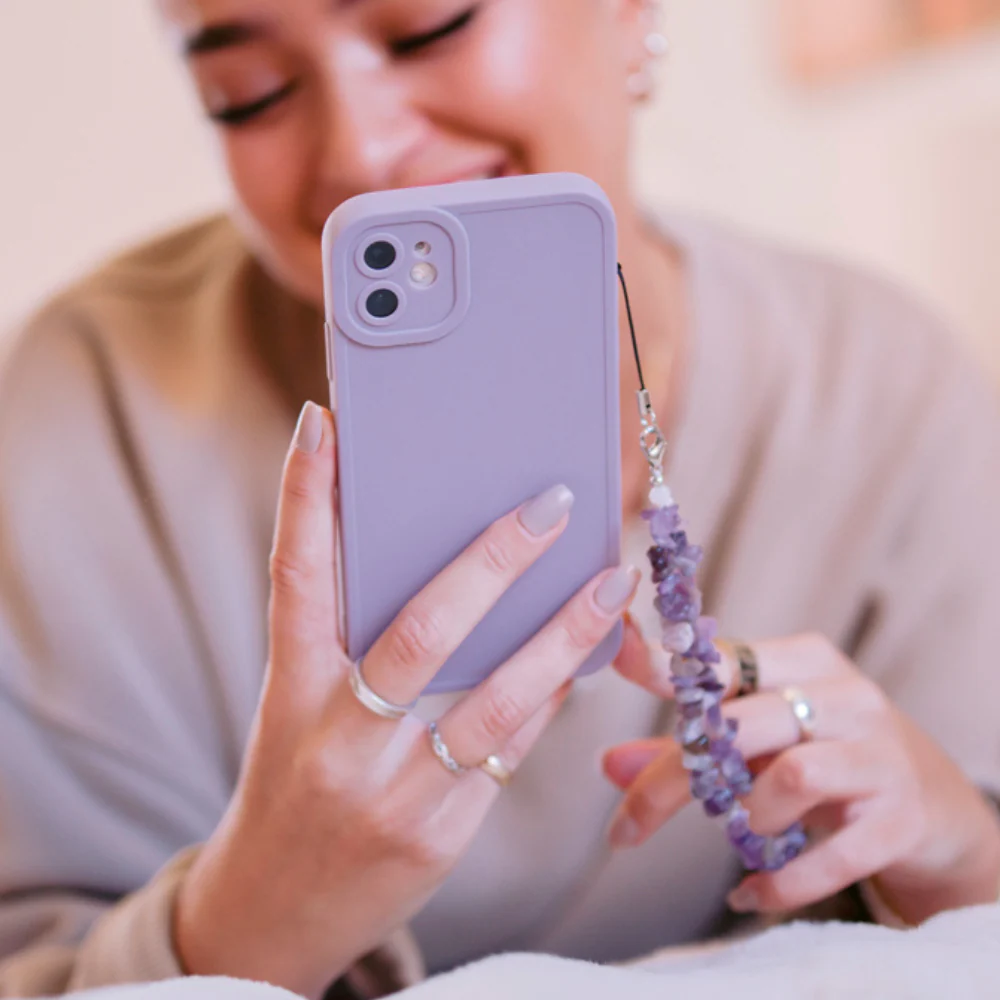 Mulher sorrindo olhando para cima